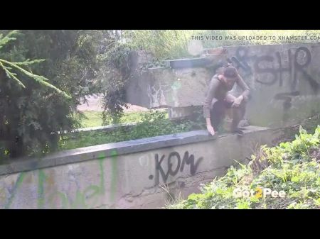 pissen öffentliche nacktheit pool