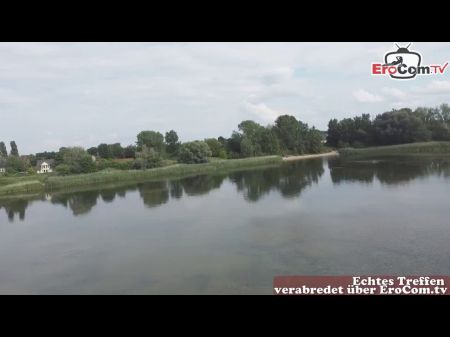 deutsches mädchen neben der autobahn