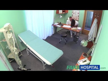 arzt tastet höschen