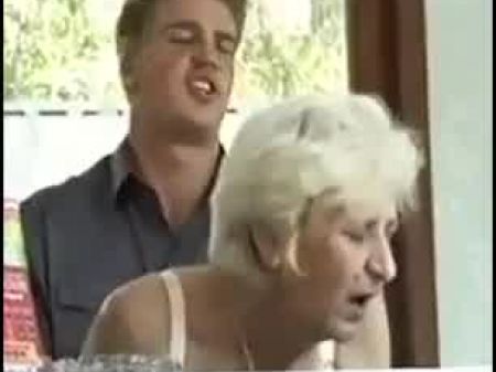 simone nimmt kleinen jungen