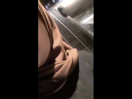 awek tudung melancap dalam kereta