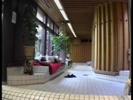 muschi leckt in der sauna