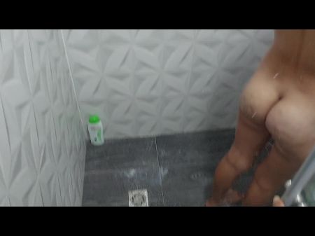 opa enkelin in der dusche