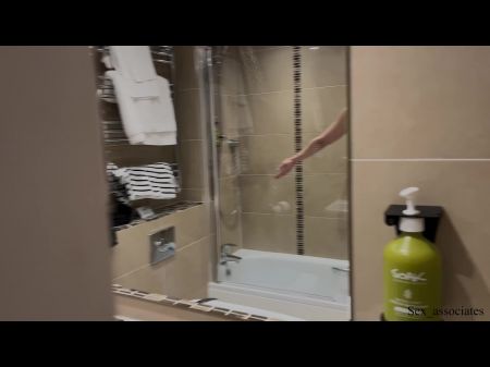 mutter und sohn teilen sich das bett