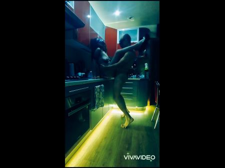 reife frau im auto body öffnen