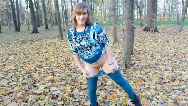 fette alte frau zeigt ihren arsch